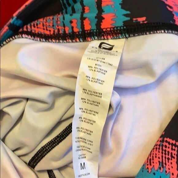 Fabletics NWOT Capri Leggings Size M - Picture 7 of 8